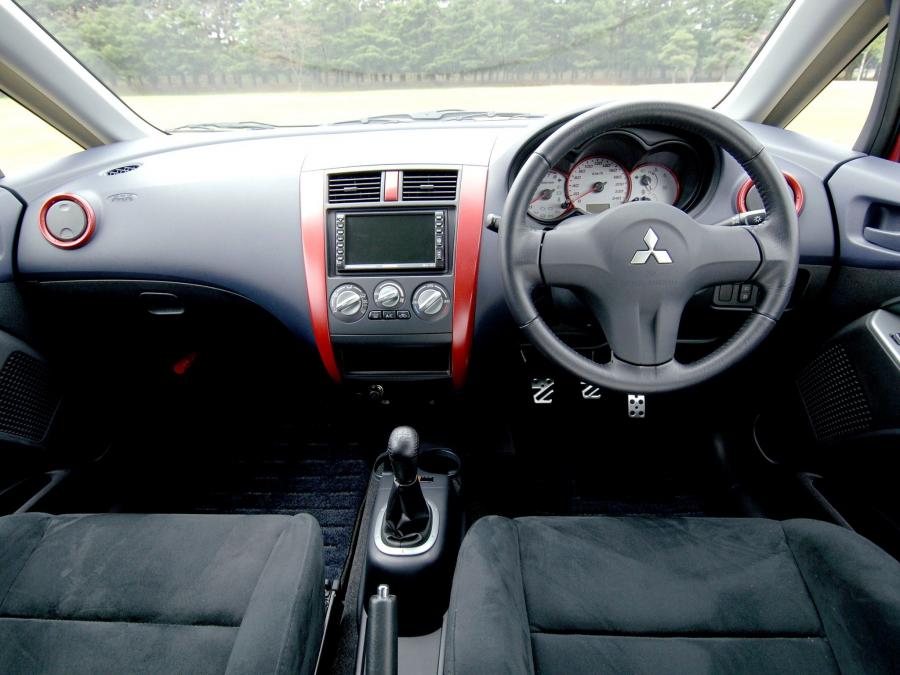  Mitsubishi Colt Ralliart Version-R 2006 года  (фото 16 из 19)